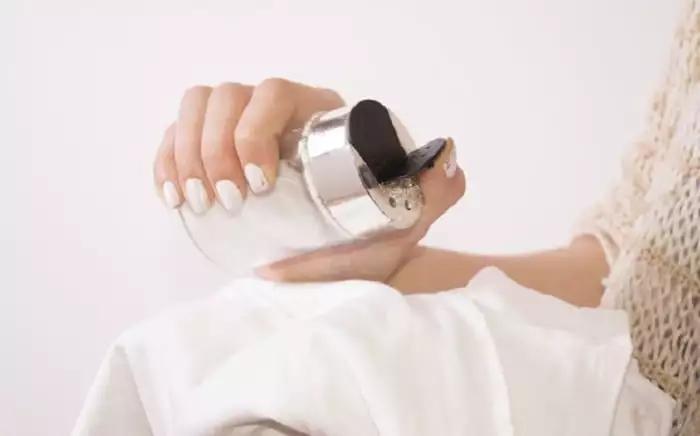 白色衣服发黄漂白剂洗得掉吗,衣服发黄怎么用漂白水