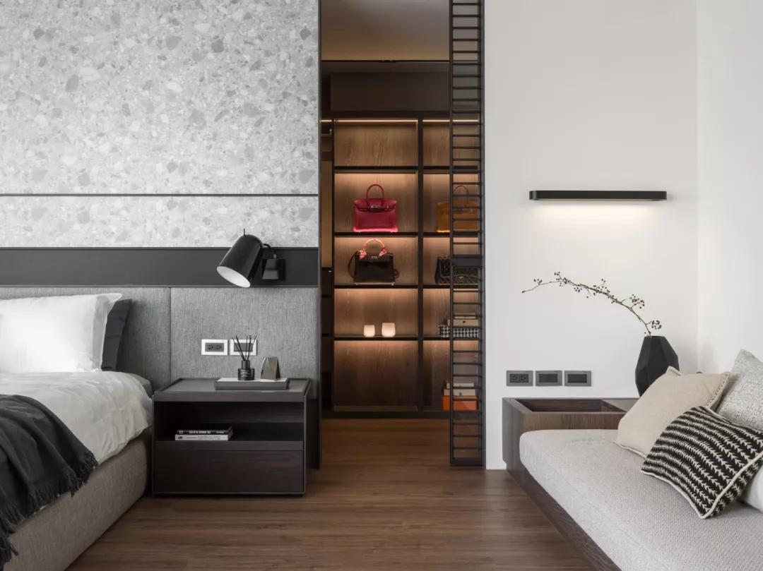 床头背景别刷大白墙,家里刮大白的半墙板床头效果图