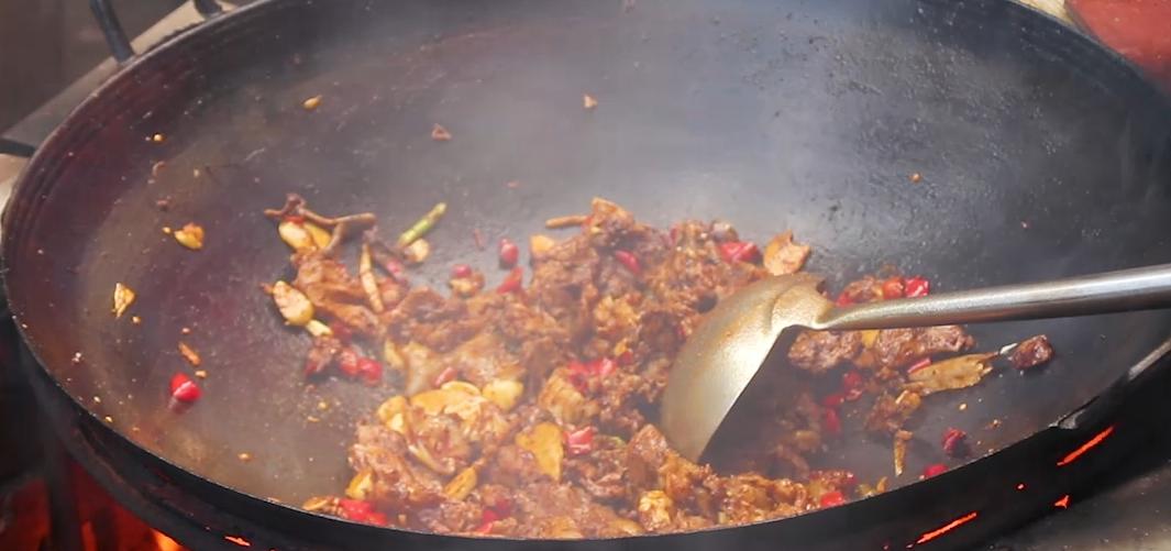 猪头肉这样做才好吃,农村大锅一炖,香辣入味,越吃越想吃