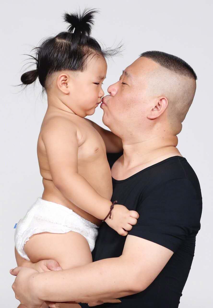 郭麒麟自拍照,郭麒麟抱郭德纲小儿子