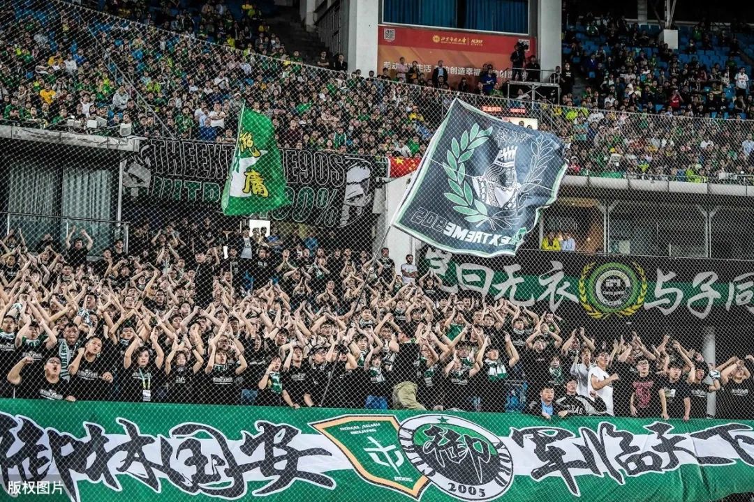 胡同里踢足球视频完整版,胡同看足球