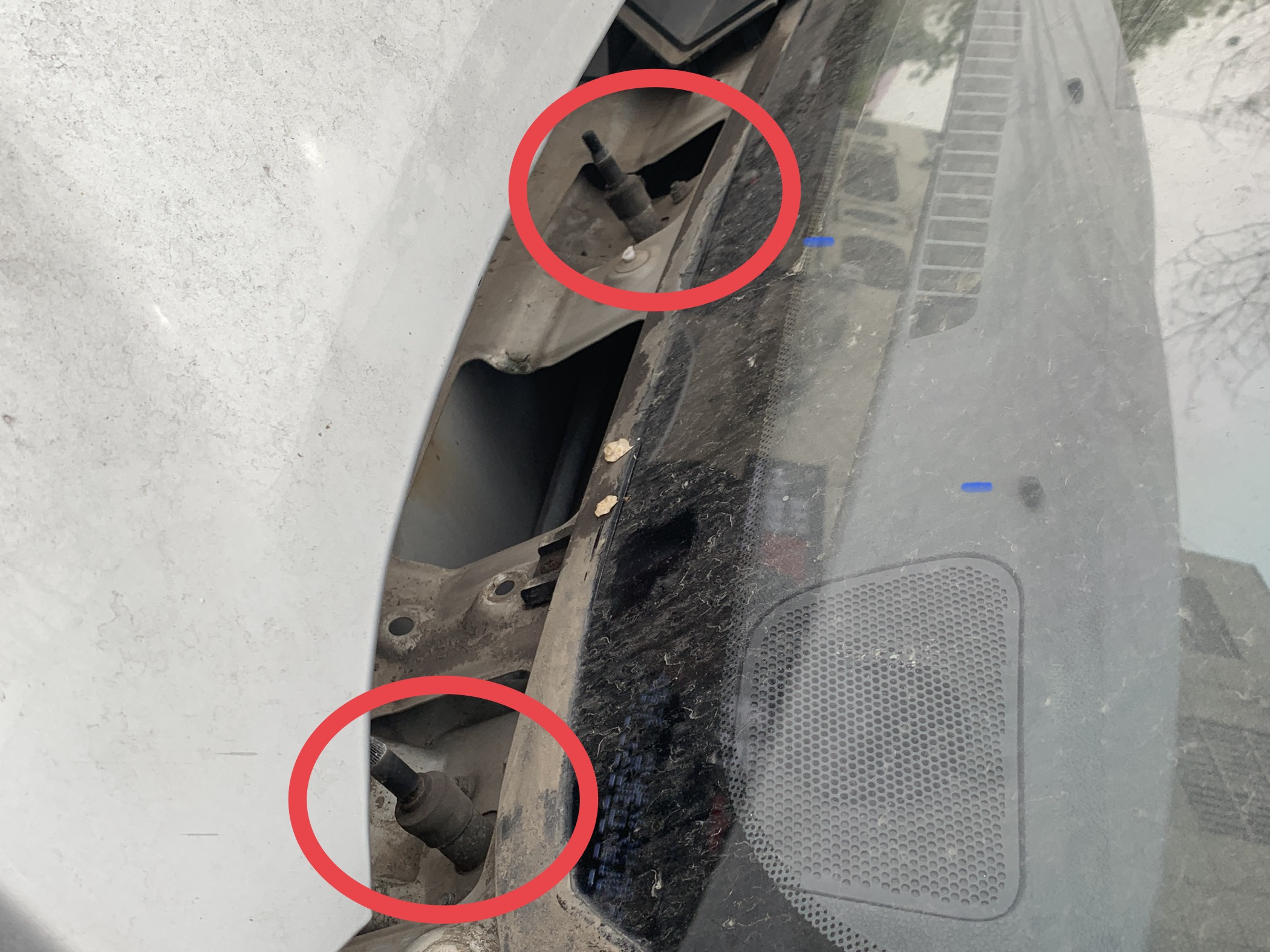 汽车雨刷器卡住了,雨刷臂压不住玻璃