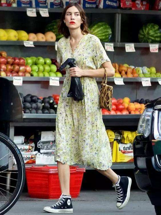 百搭潮酷运动鞋穿搭女款,既能搭运动休闲又能搭裙子的鞋