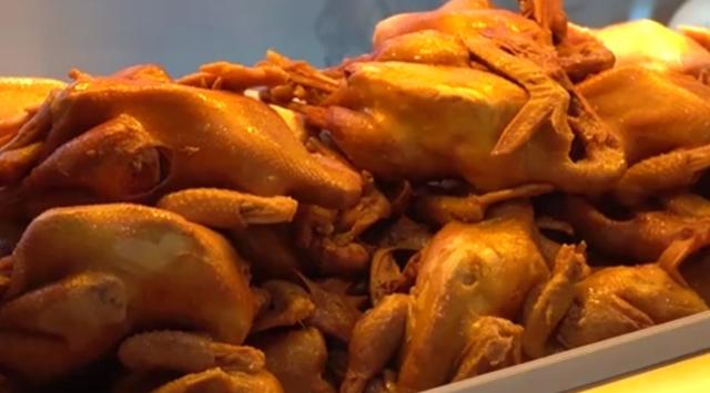 山东美女靠一锅盐发家,3年开8家店,月入至少30万,全城独一份