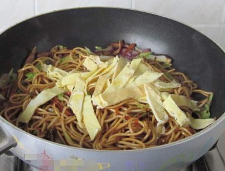 方便面炒面怎么弄才好吃不粘锅,炒粉炒面怎么做不粘锅还炒不成形