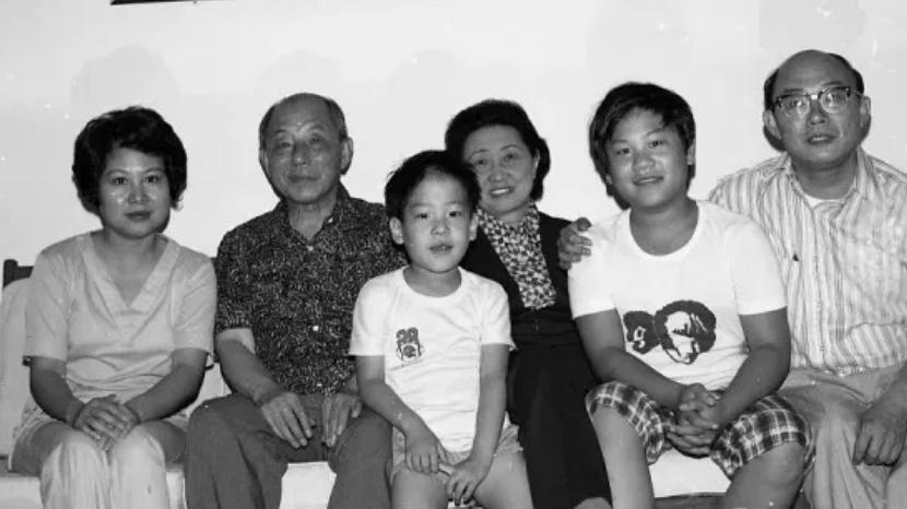 1994年张学良唯一活着的儿子回国,飞机上请人照顾:64岁不会汉语