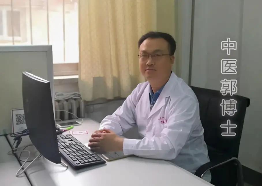 站久了腿肿了用热水敷还是冷水,站久了腿疼小腿肿