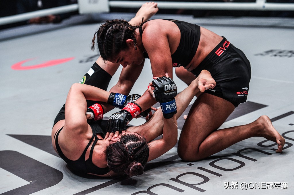 摔跤吧爸爸女儿和男孩比赛,摔跤吧爸爸女儿摔跤视频