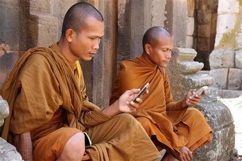 家长在学校门口烧香,学生家长在校门口烧香