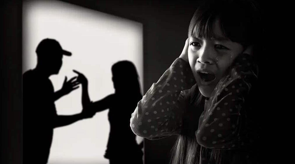 7岁女孩一到周末就“肚子疼”，送医检查后，医生：都怪孩子父母