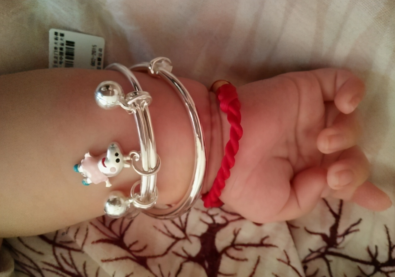 宝宝银手镯戴了两个月变成黑色,6个月婴儿戴银手镯越来越亮视频