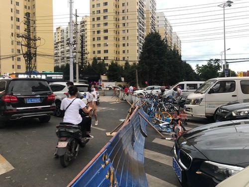 昆明盈江路占道经营,昆明近期城管严打占道经营