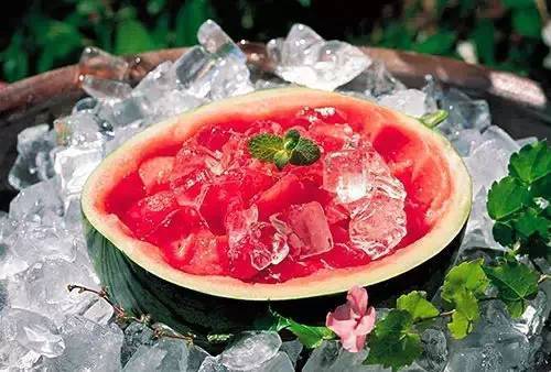 隔夜西瓜吃了娃发烧持续38度,小孩子吃西瓜会引起高烧吗