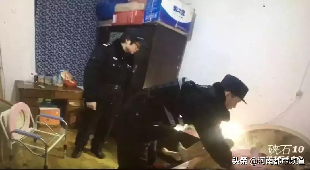 楼上发出声音敲门无人应答,女子深夜在家睡觉天花板传来怪声