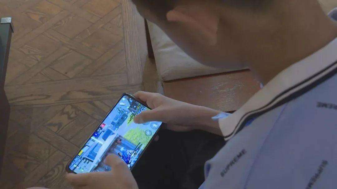 儿子玩游戏管不了怎么办,儿子沉迷于游戏如何开导他