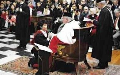 邓亚萍谈10年前“下跪”事件：剑桥大学礼数繁多，我并没有跪教皇