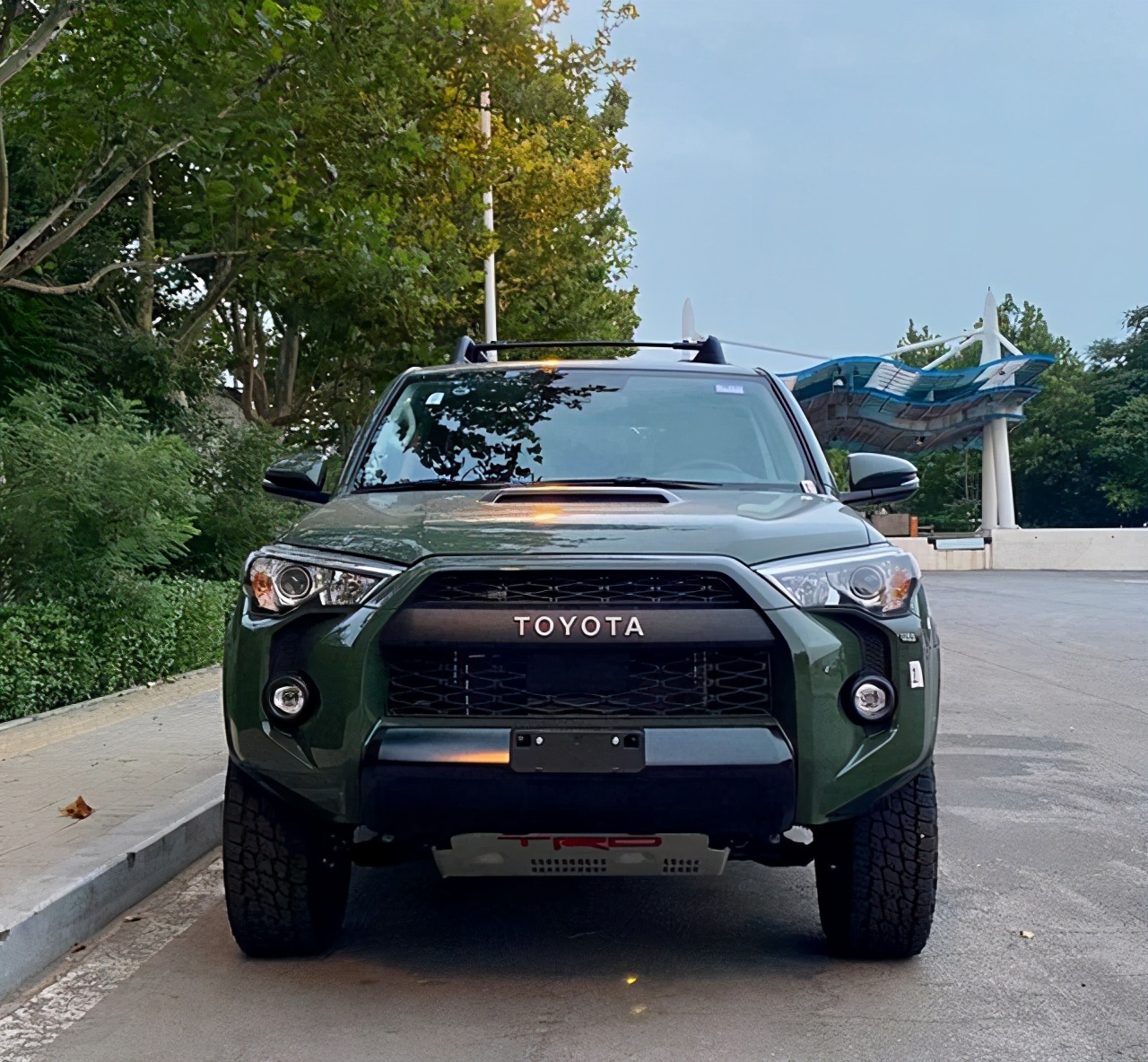 丰田霸道价位在35万左右是哪款,22款丰田霸道2.7港口最新行情