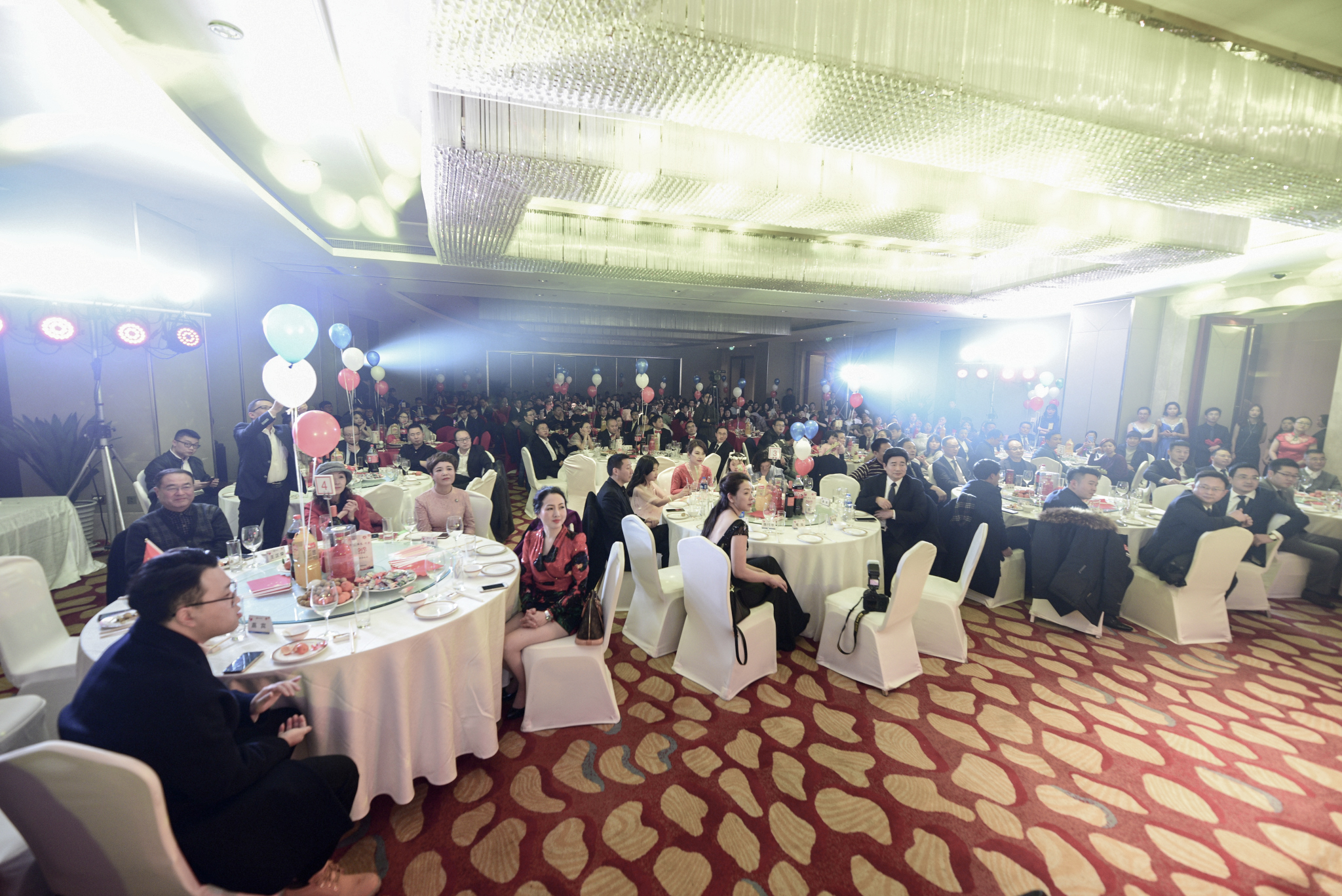 超越蝶变拜年视频,超越蝶变升华主持稿