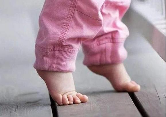 宝宝穿袜子有什么问题,孩子不愿穿鞋子袜子怎么办