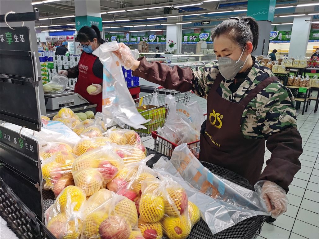 小区居民终于能出门了！部分商超已对个人开放看看你家附近有没
