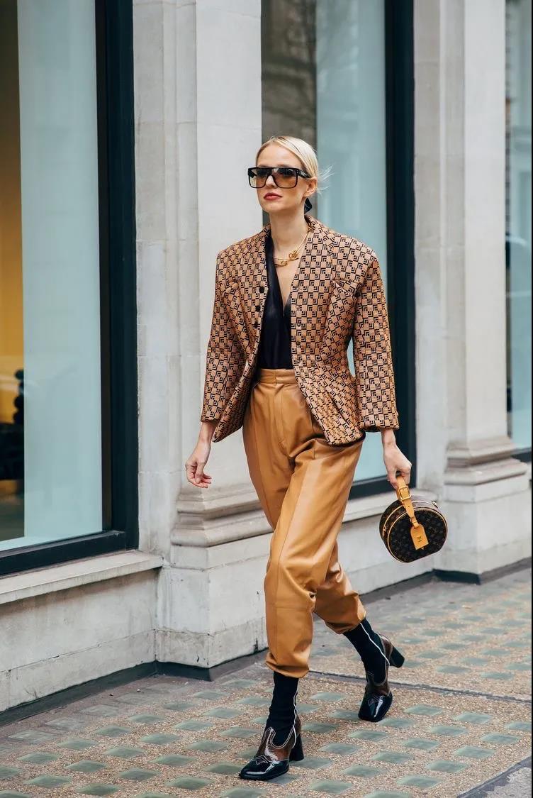 束脚裤搭配靴子图片,男士防风束脚裤子秋冬款配靴子