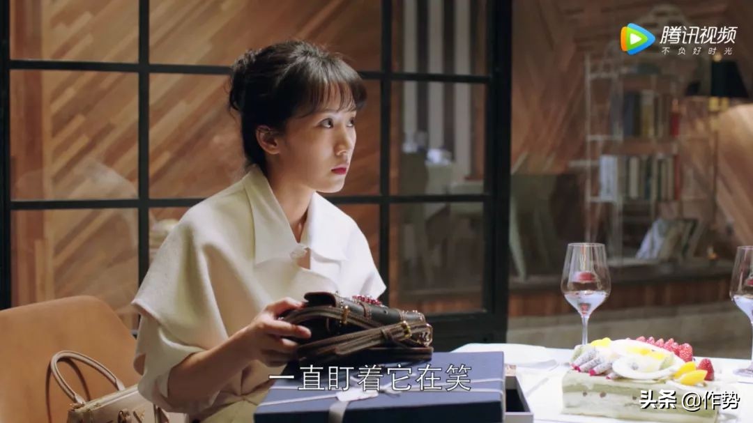 都挺好的朱丽穿的大衣是啥牌子,挺好里的二嫂