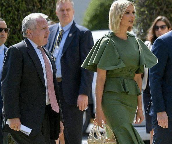 美国女孩翻车被挨打,美国小女孩翻车