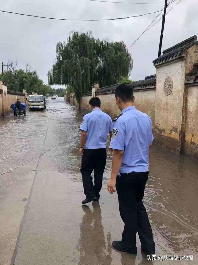 西安交警全力以赴护航中考,西安警方为夜间经济生活保驾护航