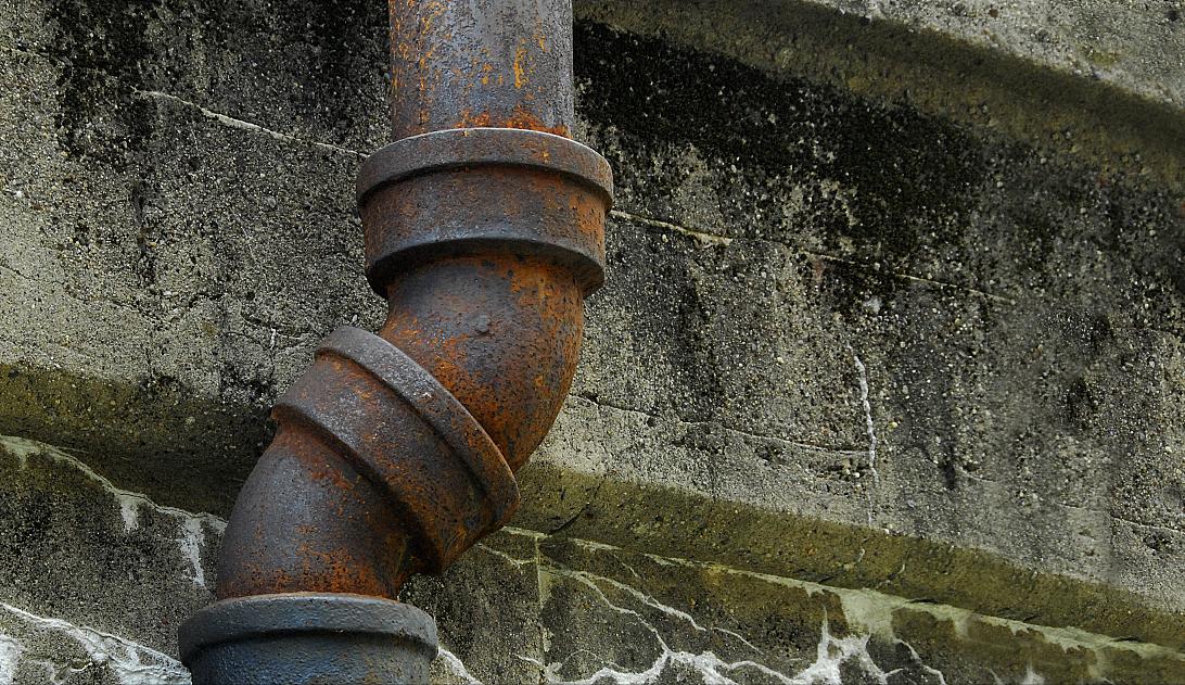 铸铁管漏水带水各种修补方法,铸铁管漏水如何堵