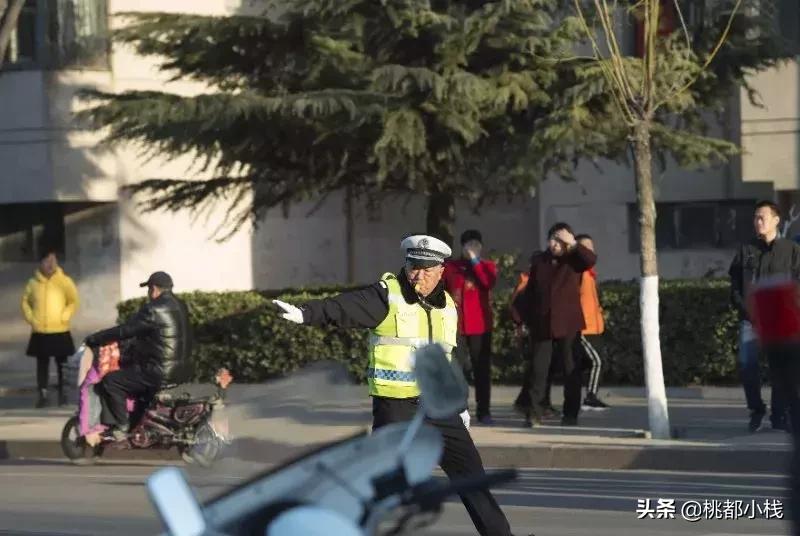 59岁了还在指挥交通！他已经从“蜀黎”变成了“爷爷