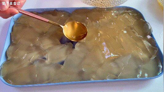 这款蜂蜜柠檬爱玉冻，冰冰凉凉酸甜可口，不愧是宝岛名小吃