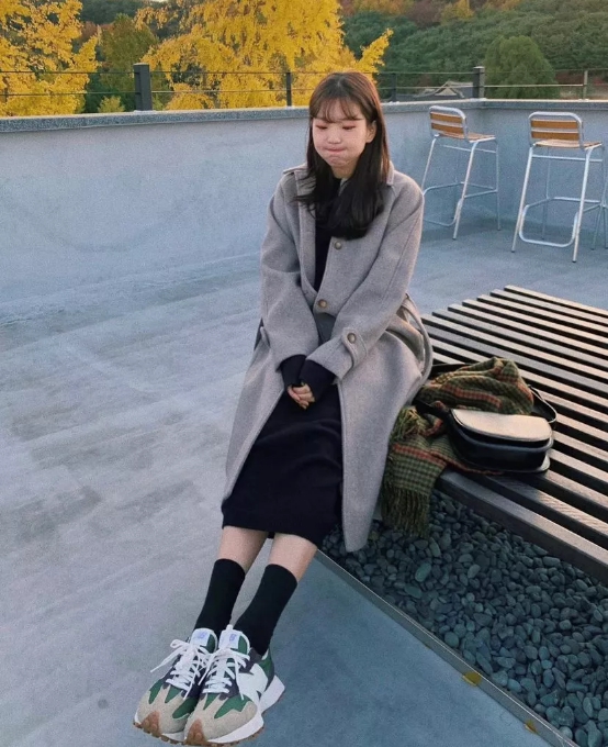韩系穿搭女生秋冬素人,外套裙子今冬最in混搭