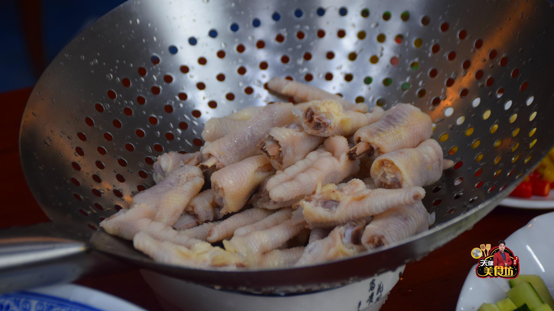 泡椒凤爪正宗家庭做法,教您自制柠檬泡椒凤爪洁白脆爽