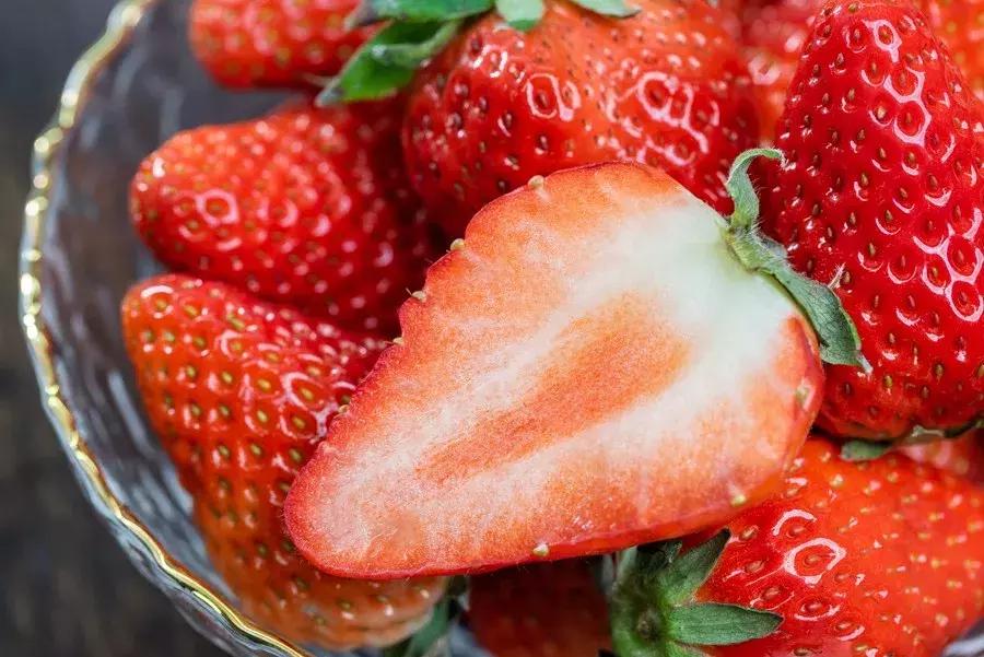 一下子吃了30颗草莓,吃了半斤草莓