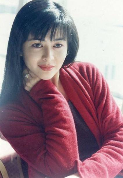 关之琳出席好友生日聚会，与小14岁名媛同框不输阵，颜值妥妥的了