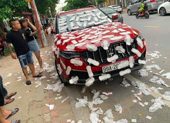 越南车主买茶路边乱停，回来懵了：“玛莎拉蒂”被贴满姨妈巾