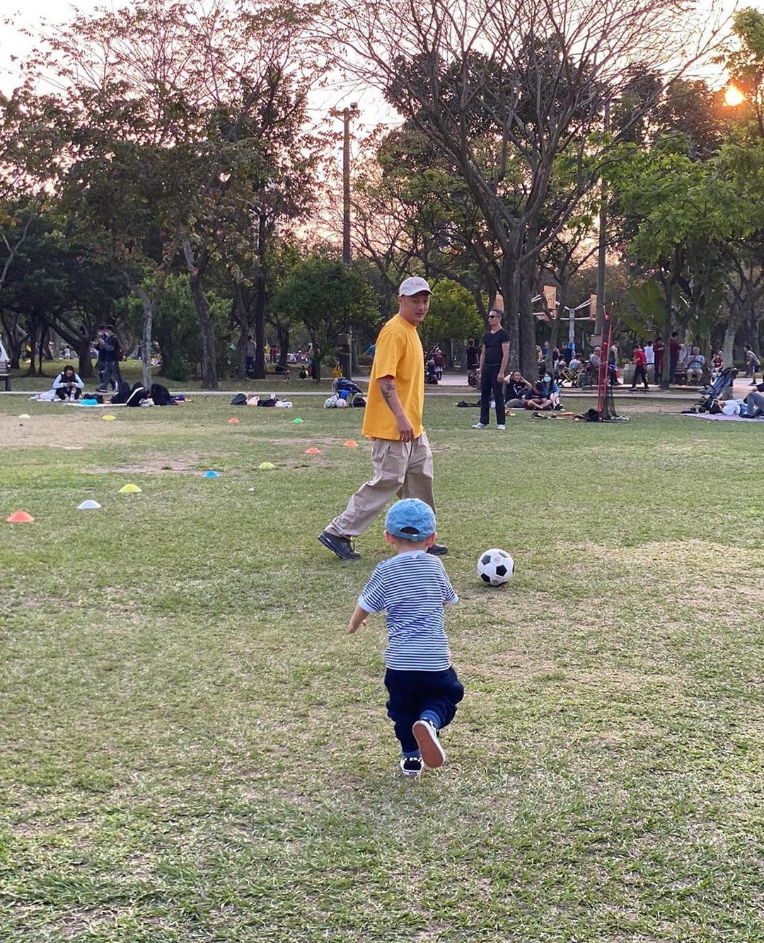 余文乐晒与儿子合照,余文乐骑电动车带孩子