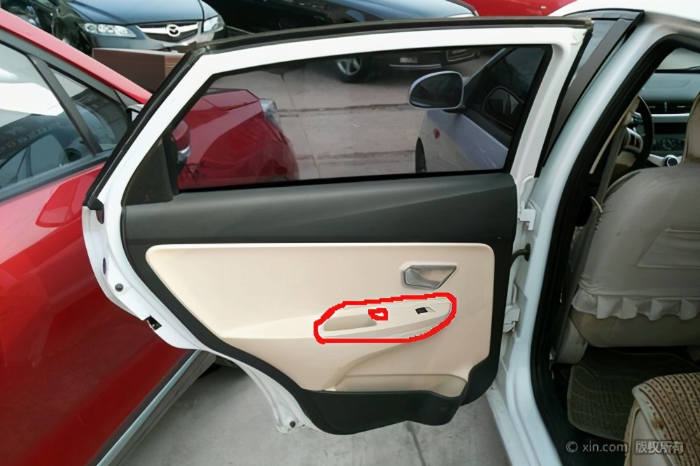 车窗下降有异响升窗没问题,车窗升到顶部吱吱响