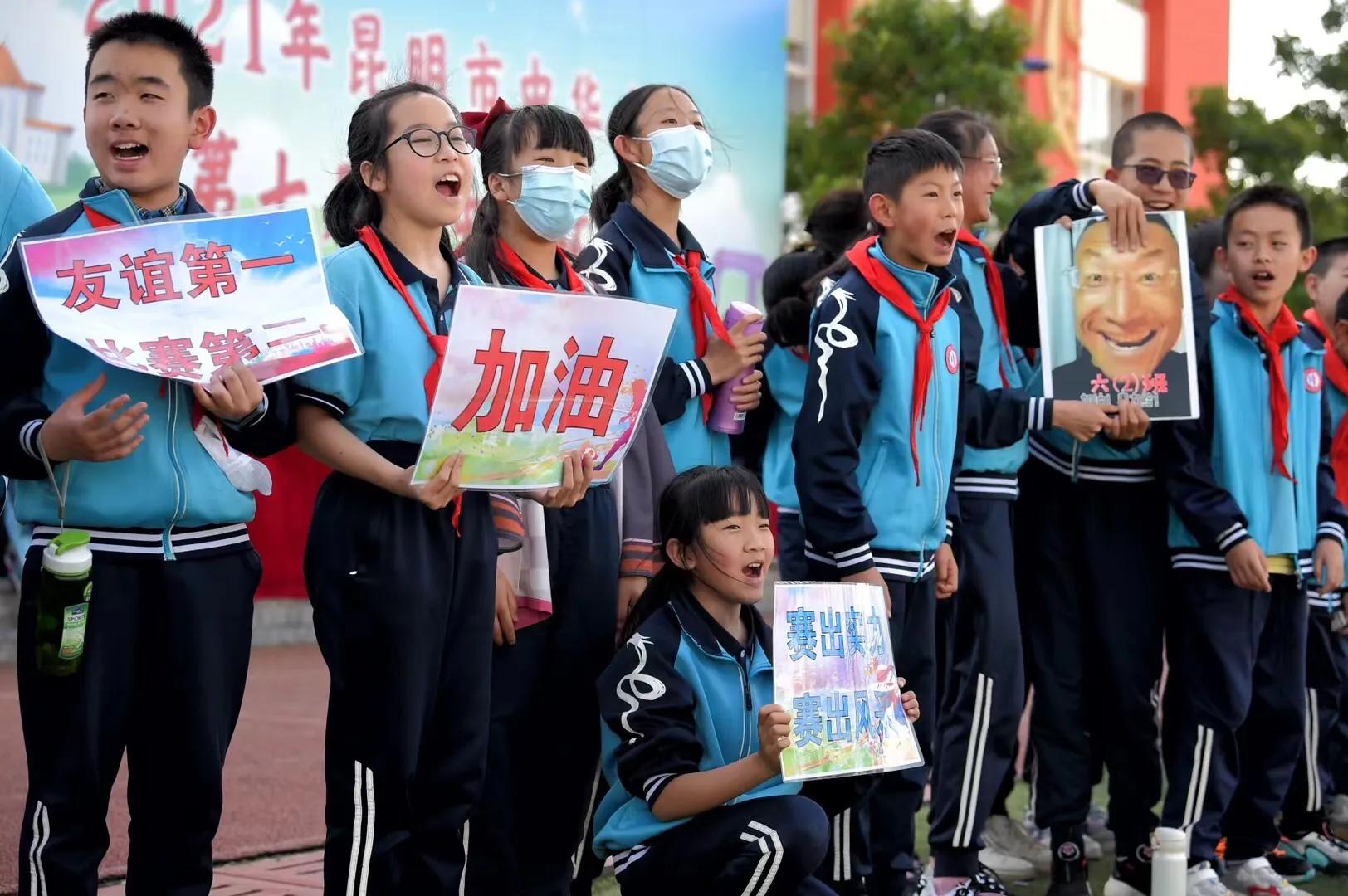 第七届“中华杯”校园足球联赛开幕足球小将绿茵展风采