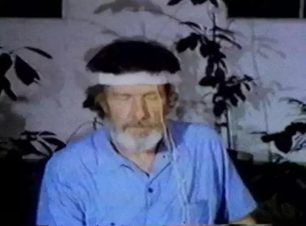 他是视频艺术的鼻祖，比我们早半个世纪就在拍摄了！