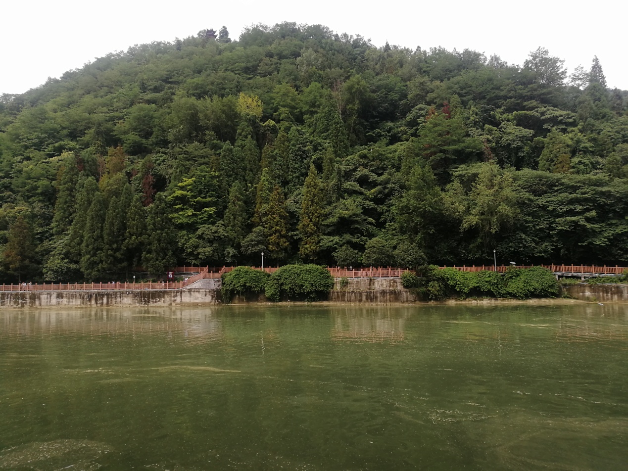 我在花海毕节等着你之三省红都，瀑布下的都市