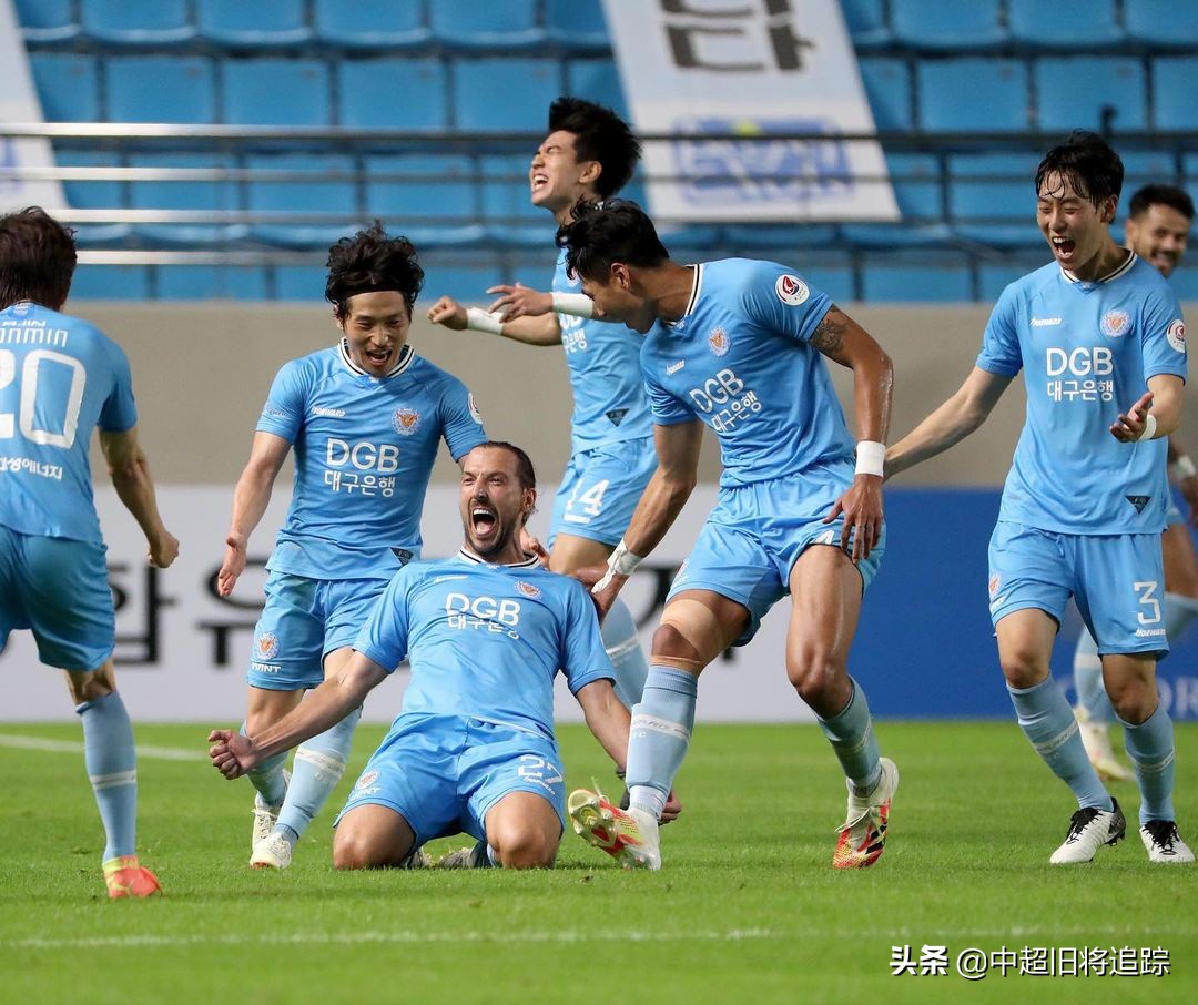 夺冠热门大逆转中超旧将梅开二度,14年的坚持33岁的他迎来中超首秀