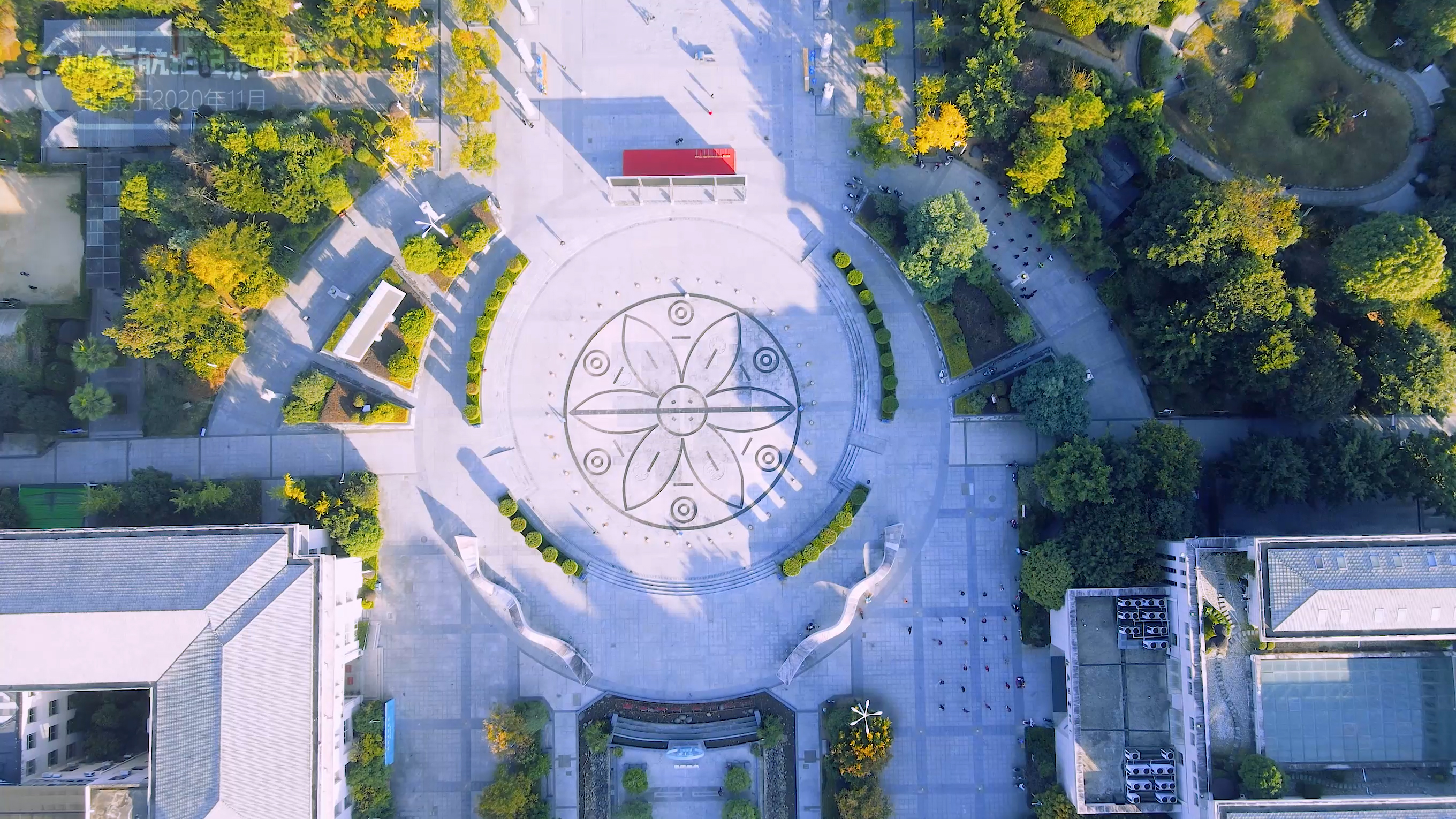 龙泉的青瓷宝剑有名气,为什么龙泉盛产宝剑