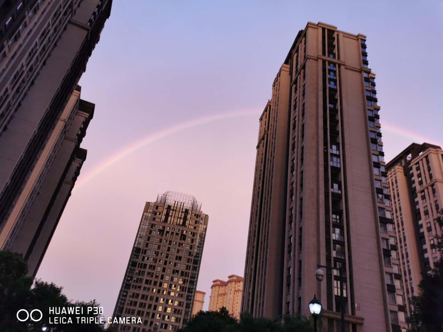 下了一天一夜的小雨,下了一天小雨傍晚居然出现了晚霞