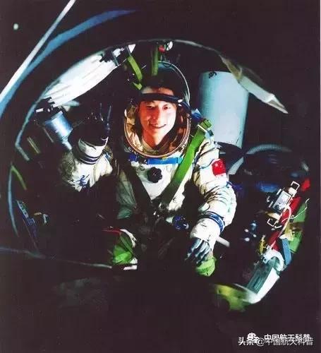 飞船进入大气层的哪一层会燃烧,飞船出大气层就不会燃烧了吗