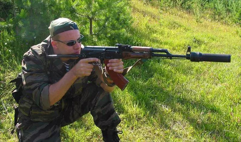 吃鸡中最差*击狙**枪VSS现实中如何，400米击穿防弹衣，特种部队最爱