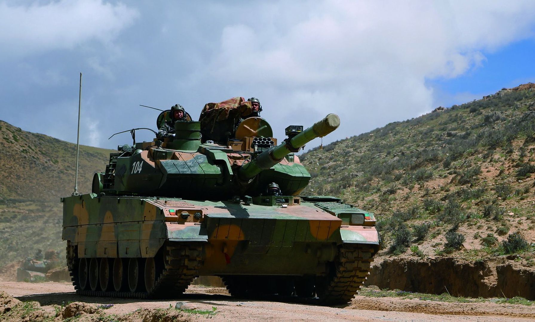 中国女兵方队大集结,我军新型装甲车装备高原