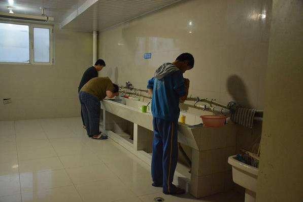 孩子初中住校好还是走读好,初中生选择住校还是走读