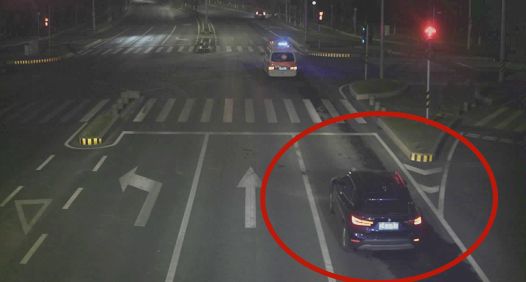 司机闯红灯送医院救治,宝马女司机拖行伤者视频