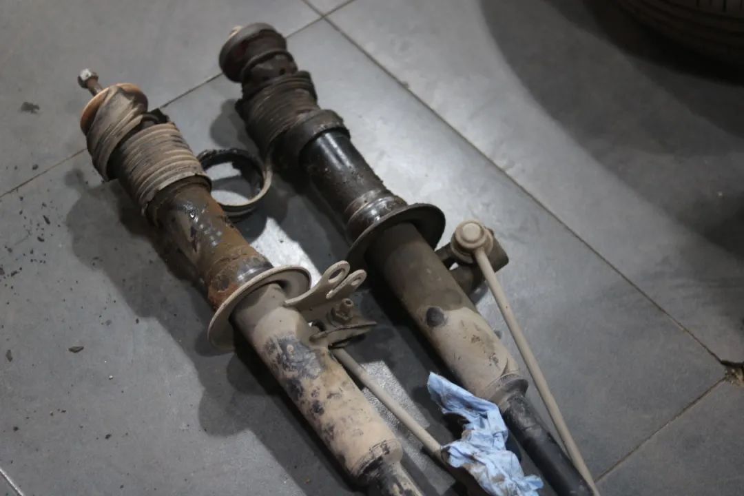怪兽修车：翻新一辆11年破烂不堪的宝马GT，车况不忍直视